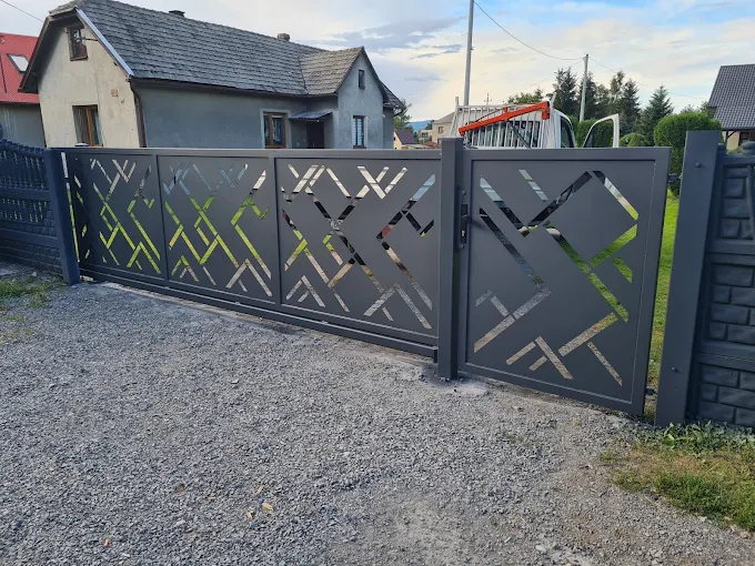 Stalowa brama laserowo wycięta