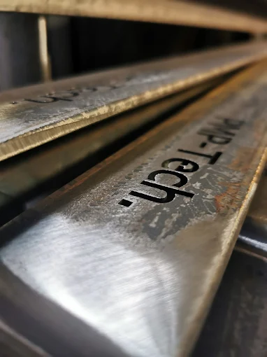 Wycięte logo firmy metalowej